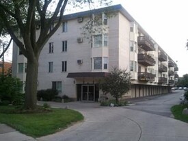 8232 Niles Center Rd, Unit 306 in Skokie, IL - Building Photo