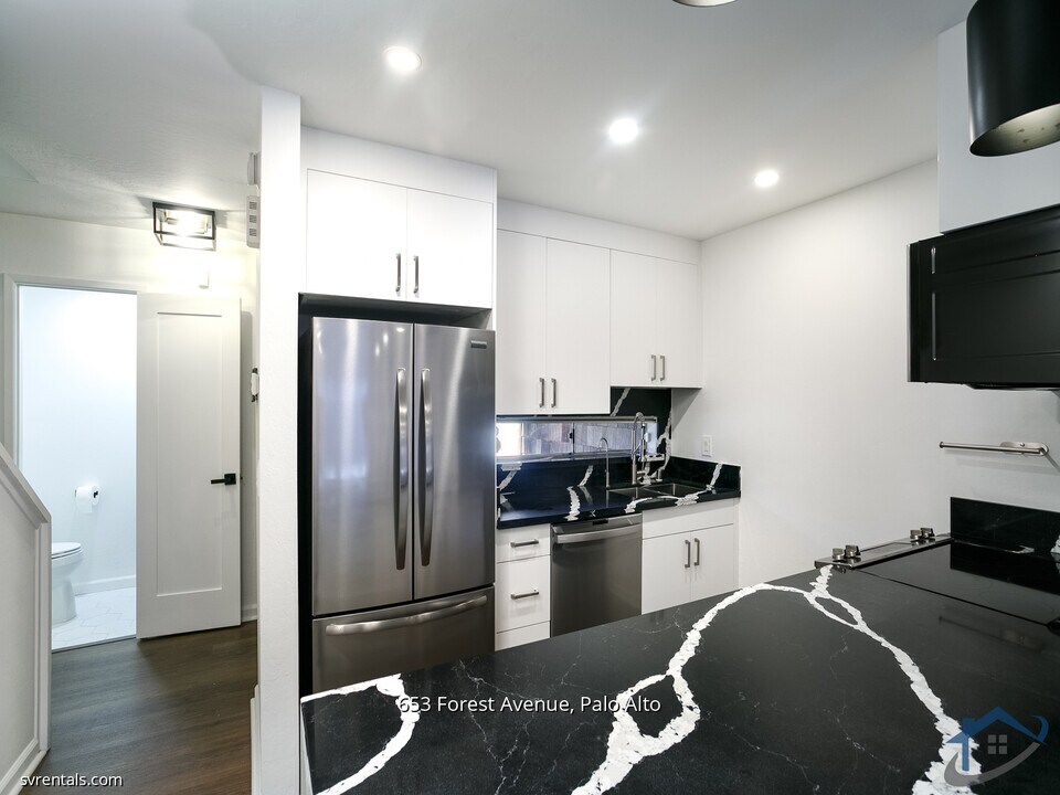 653 Forest Ave in Palo Alto, CA - Building Photo