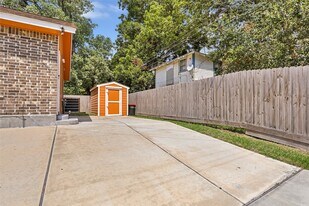 520 E Defee Ave in Baytown, TX - Building Photo