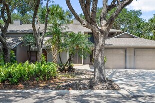 5300 SE Schooner Oaks Way in Stuart, FL - Building Photo