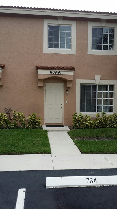 9766 Kamena Cir in Boynton Beach, FL - Building Photo