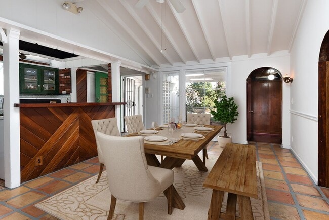 14842 Morrison St in Los Angeles, CA - Foto de edificio - Building Photo