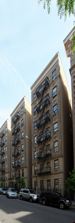 Pikney Court in New York, NY - Building Photo