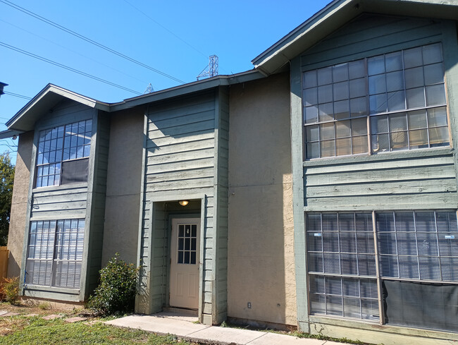 Room in Apartment on Starcrest Dr in San Antonio, TX - Foto de edificio - Building Photo