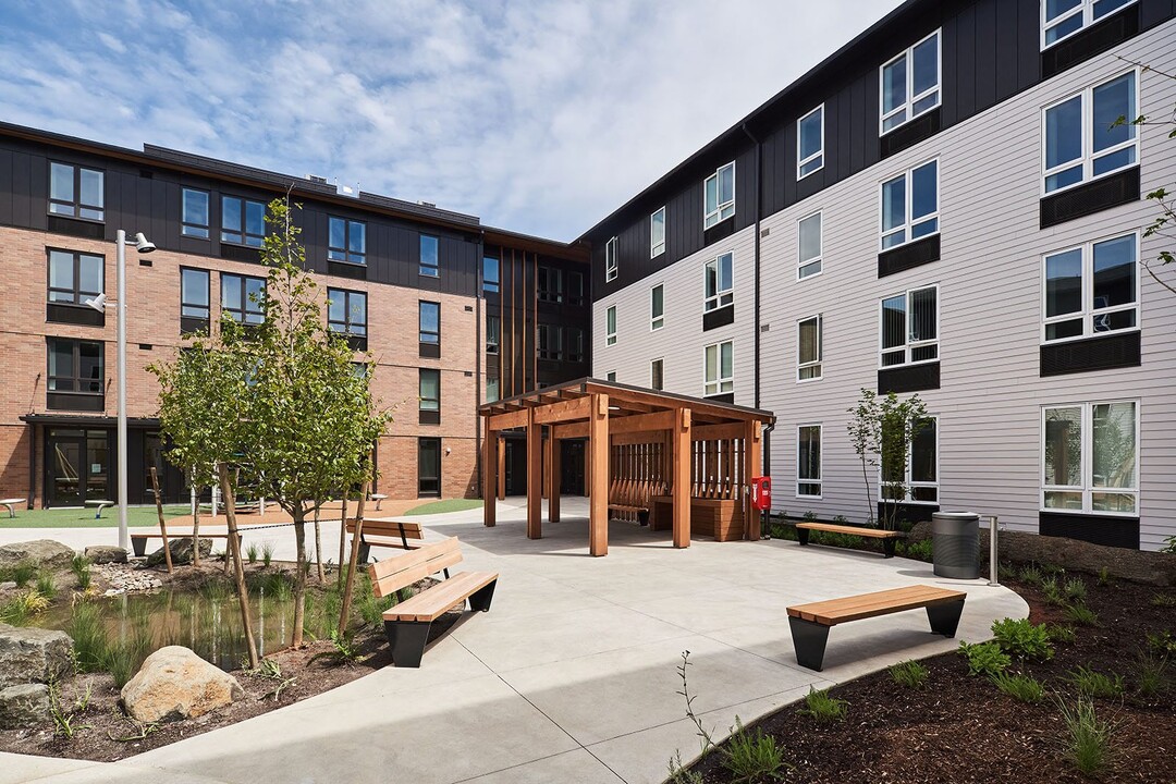 Crescent Court in Portland, OR - Building Photo