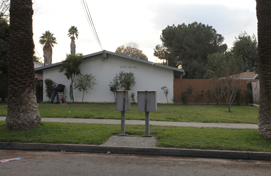 3742 Roosevelt St in Riverside, CA - Foto de edificio