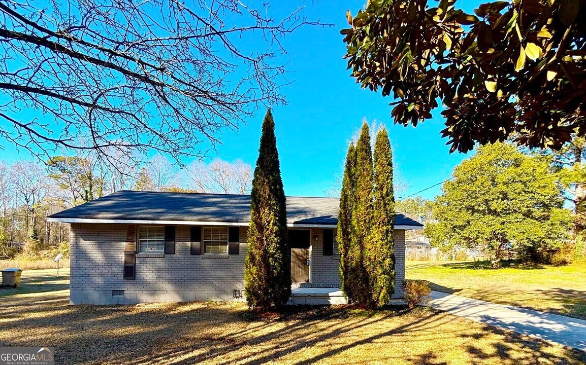 8117 Attleboro Dr in Jonesboro, GA - Building Photo