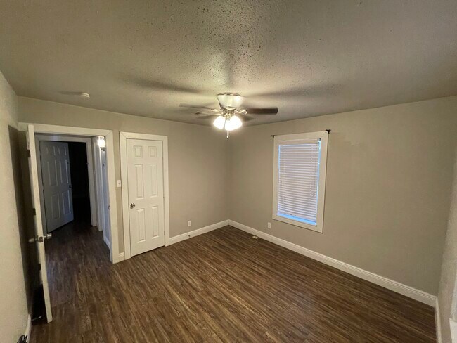 1318 W Blum St in Alvin, TX - Building Photo - Building Photo