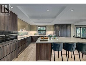 445 Mountain Dr in Lions Bay, BC - Building Photo - Building Photo