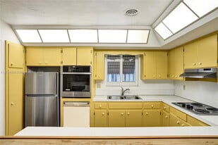 2157 Imperial Point Dr in Fort Lauderdale, FL - Building Photo