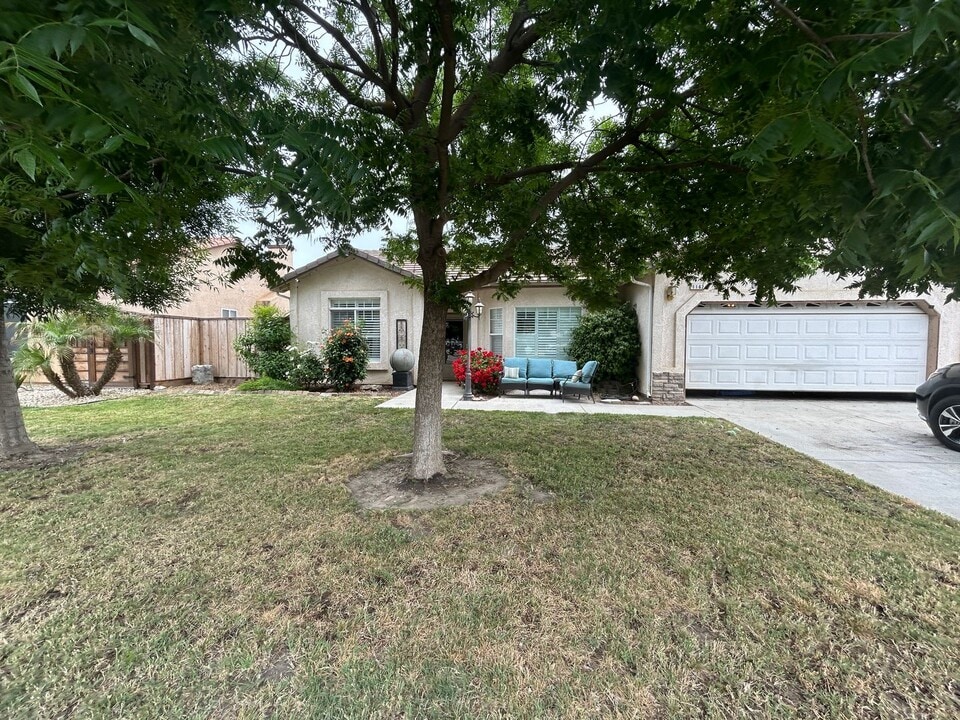 1162 Mission Dr in Lemoore, CA - Building Photo