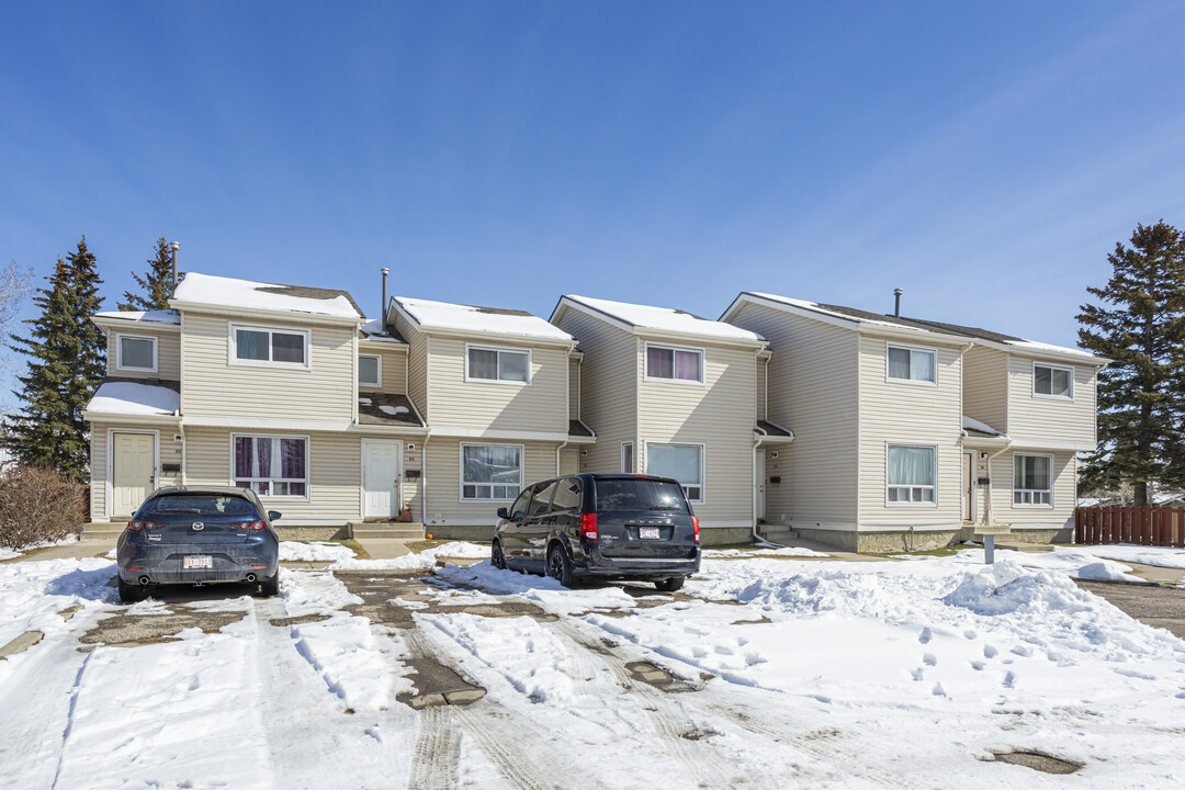 16 Ranchlands Bay NW in Calgary, AB - Building Photo
