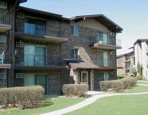 Woodbury Apartments in Woodridge, IL - Building Photo