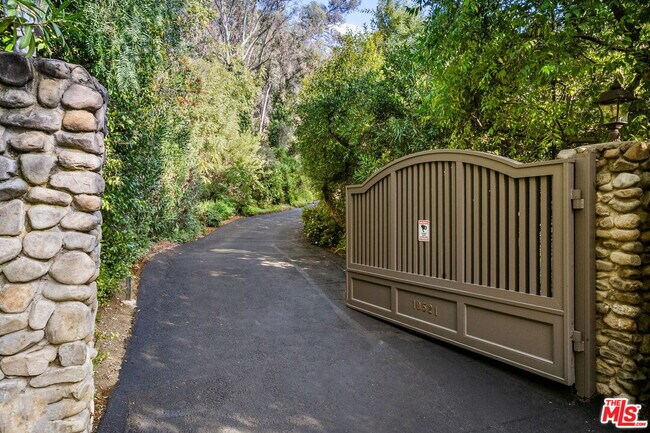 10521 Rocca Pl in Los Angeles, CA - Building Photo - Building Photo