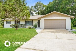 1325 N Circle Dr in DeLand, FL - Building Photo