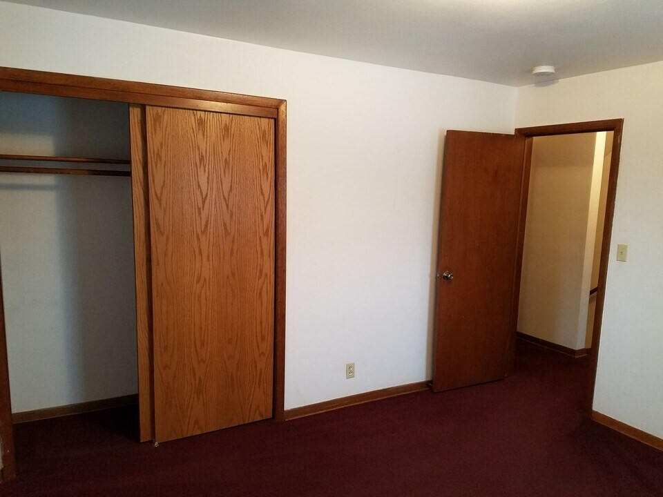 1408-1410-1410 W 2nd St in Cedar Falls, IA - Building Photo