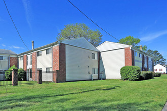 Crossroads Landing in Norfolk, VA - Foto de edificio - Building Photo