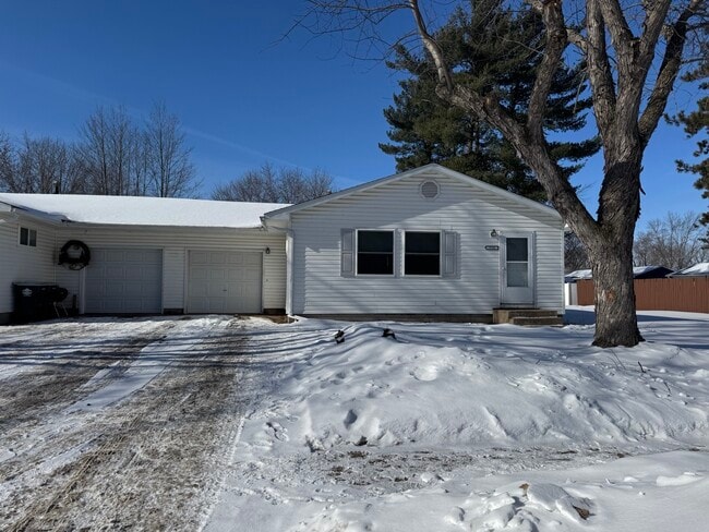 712 10th St W in Altoona, WI - Foto de edificio - Building Photo