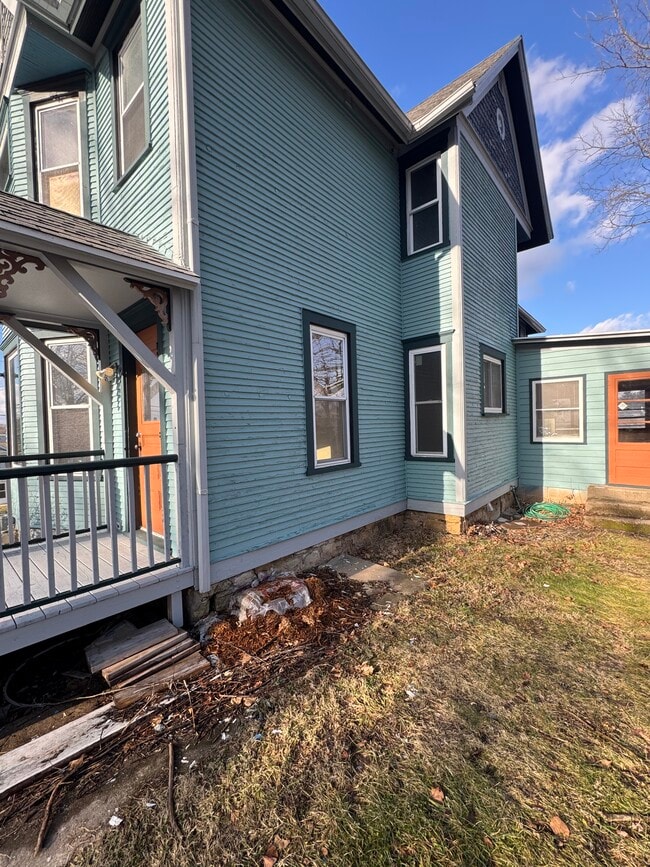 10 E Nelson St in Deerfield, WI - Foto de edificio - Building Photo