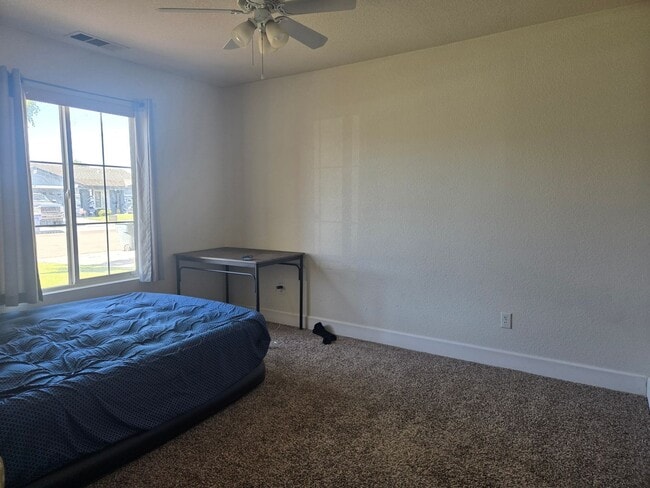 2106 W Liberty St in Hanford, CA - Building Photo - Building Photo