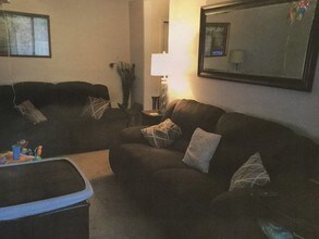 322 Woodland Ct, Unit 322 Woodland Court in Coram, NY - Foto de edificio - Building Photo