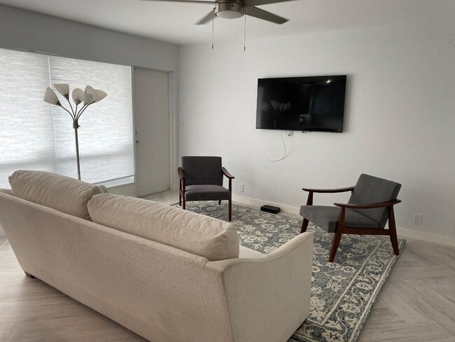 2500 NE 48th Ln, Unit 306 in Fort Lauderdale, FL - Foto de edificio - Building Photo