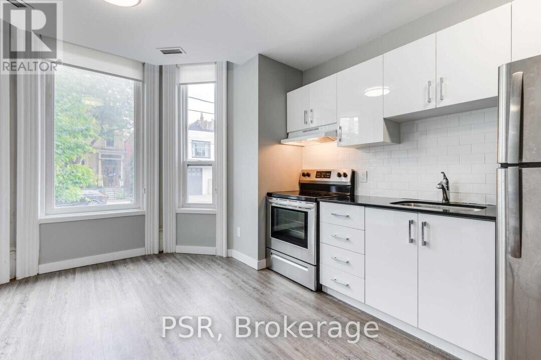 205-205 Gerrard St E in Toronto, ON - Building Photo