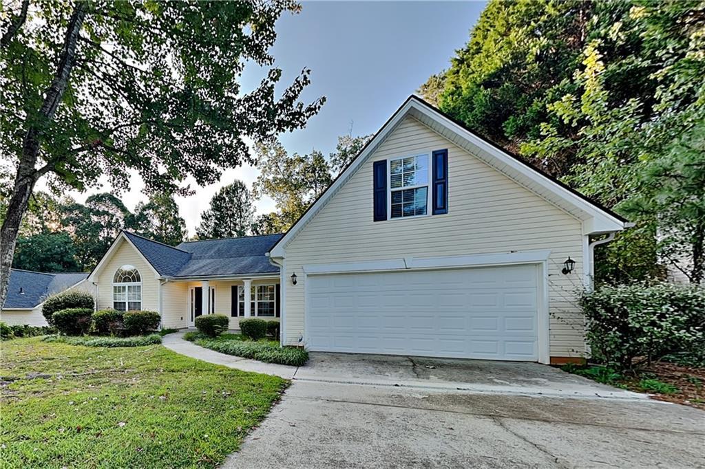 3960 Brushy Wood Dr in Loganville, GA - Foto de edificio