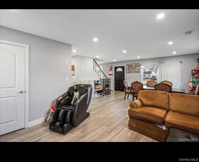 57 Pond Ln in Levittown, NY - Building Photo - Building Photo