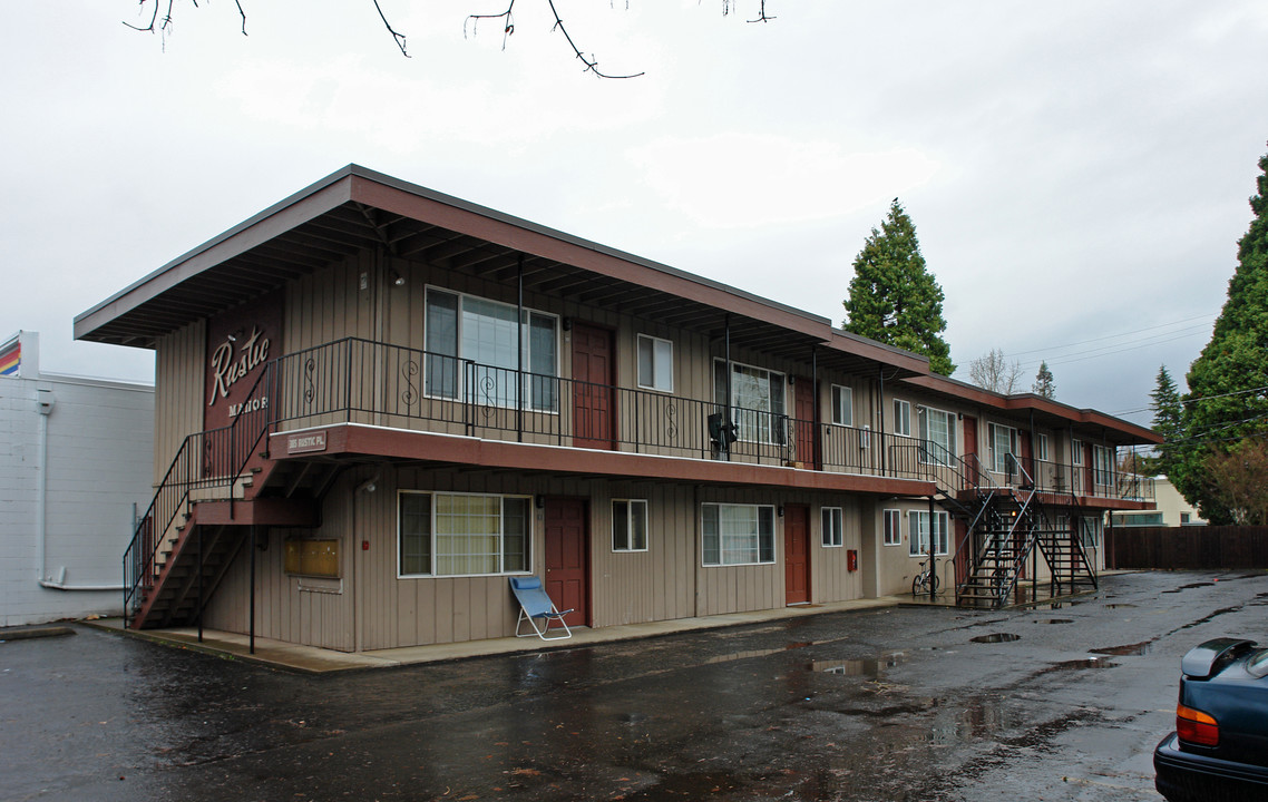 385 Rustic Pl in Eugene, OR - Building Photo