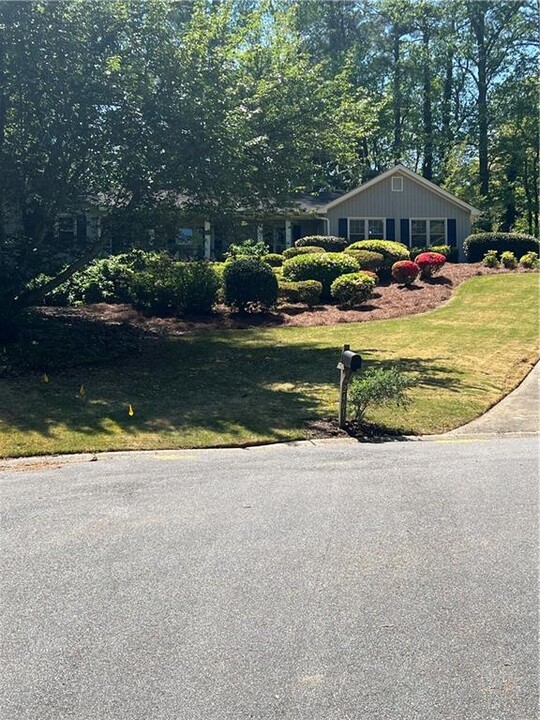 2461 Spring Field Ct in Marietta, GA - Foto de edificio