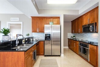 1650 Galiano St, Unit 408 in Coral Gables, FL - Foto de edificio - Building Photo