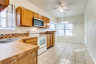 451 Appomattox Dr in Mesquite, TX - Foto de edificio - Building Photo