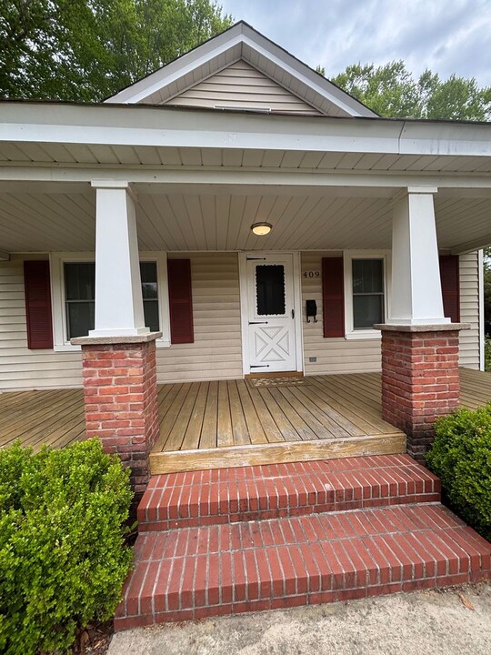 409 Deep Creek Rd in Newport News, VA - Foto de edificio