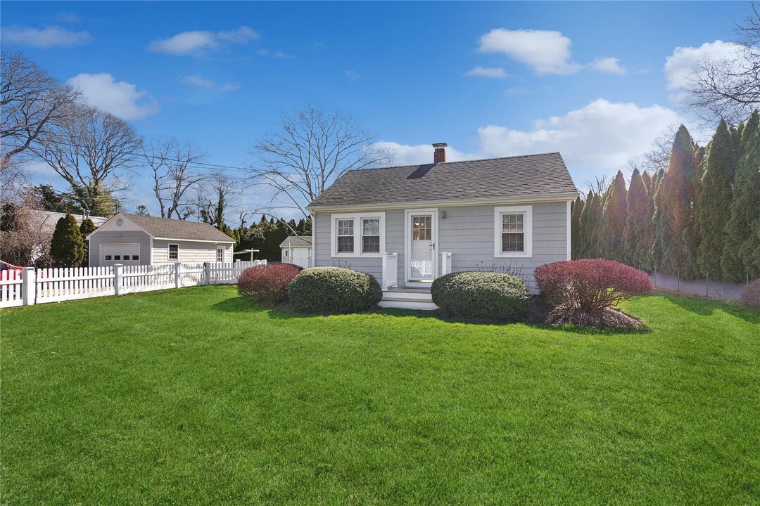 3 Washington Ave in Hampton Bays, NY - Building Photo