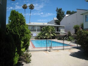 11933 W Magnolia Blvd, Unit 4 in Los Angeles, CA - Foto de edificio - Building Photo