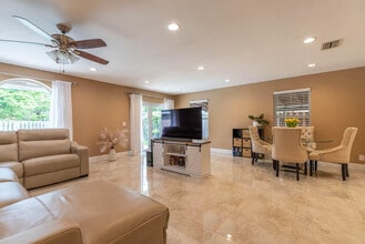 5290 Pine Tree Dr in Delray Beach, FL - Building Photo - Building Photo
