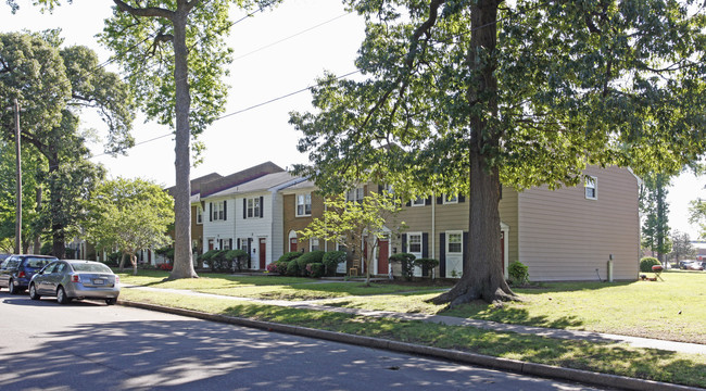 Buckingham Place Apartments in Norfolk, VA - Building Photo - Building Photo