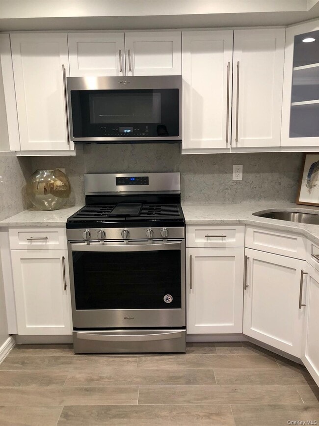 10 Westwood Dr in Westbury, NY - Building Photo - Building Photo