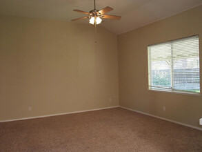7656 N Hanna Ave in Fresno, CA - Building Photo - Building Photo
