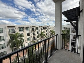 8301 NW 41st St, Unit B-409 in Doral, FL - Building Photo - Building Photo