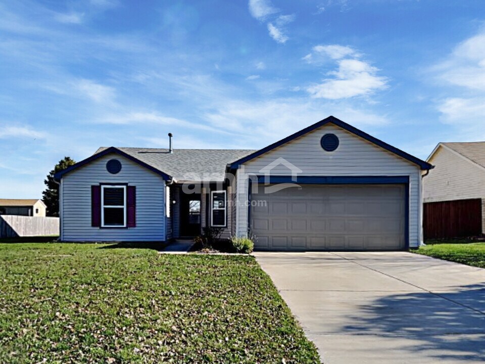 527 Bourneside Dr in Greenfield, IN - Building Photo