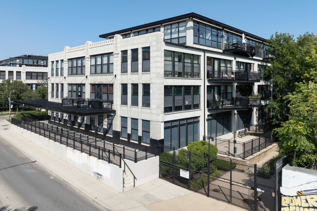 University Commons IV in Chicago, IL - Building Photo - Building Photo