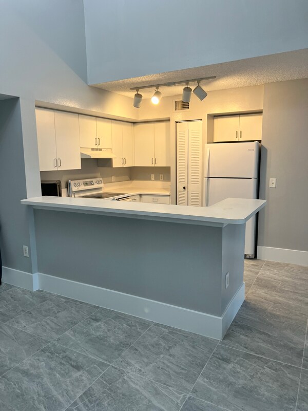 1220 Wildwood Lakes Blvd in Naples, FL - Building Photo - Building Photo