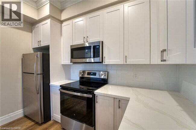 100 Charlton Ave W in Hamilton, ON - Building Photo - Building Photo