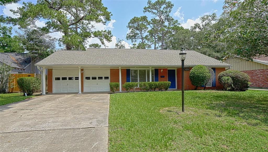 10214 Brooktree Dr in Houston, TX - Building Photo