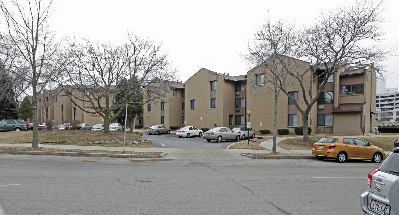 Bradford Place Apartments in Milwaukee, WI - Building Photo