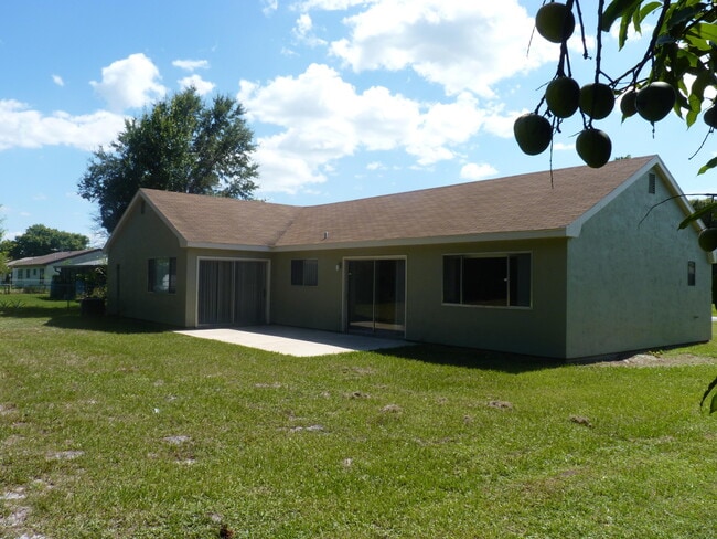991 Hooper Ave NE in Palm Bay, FL - Building Photo - Building Photo
