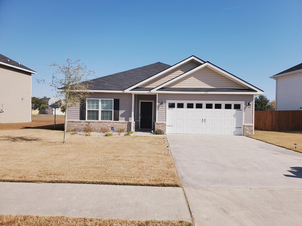 32 Wythe St in Hinesville, GA - Building Photo