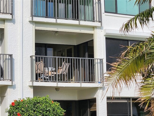 6287 Bahia Del Mar Cir N, Unit 210 in St. Petersburg, FL - Foto de edificio - Building Photo